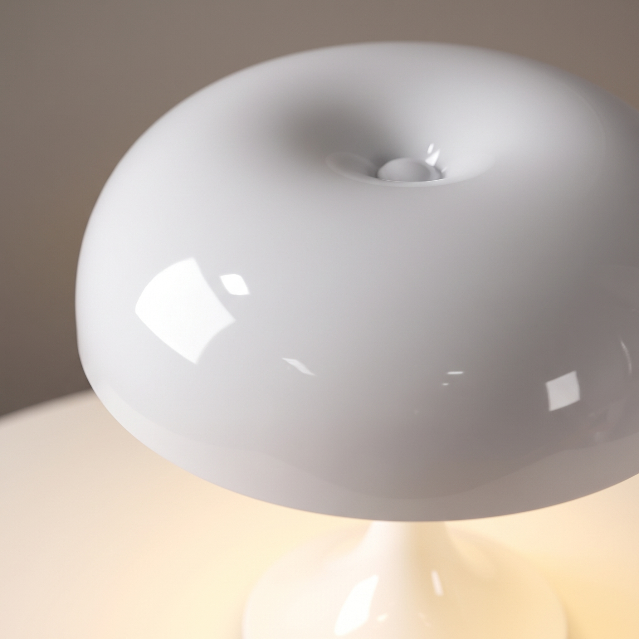 Detalle de la cúpula achatada de plástico brillante blanco de la lámpara Mila