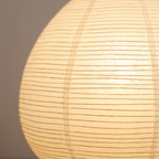 Detalle del plisado del papel de arroz de la lámpara Kioto iluminado desde dentro