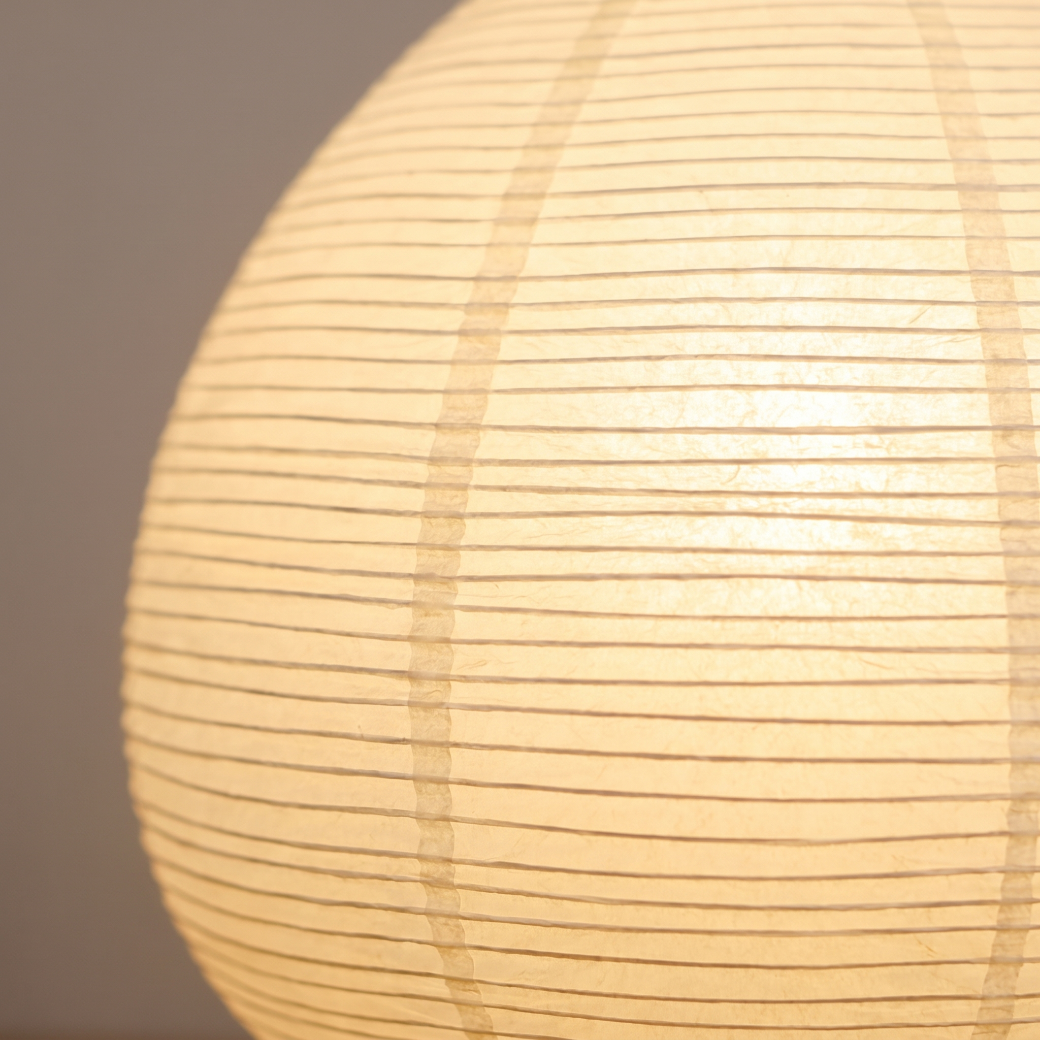 Detalle del plisado del papel de arroz de la lámpara Kioto iluminado desde dentro