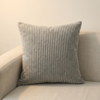 Funda de cojín de pana suave gris plata 45x45 en sofá de lino claro