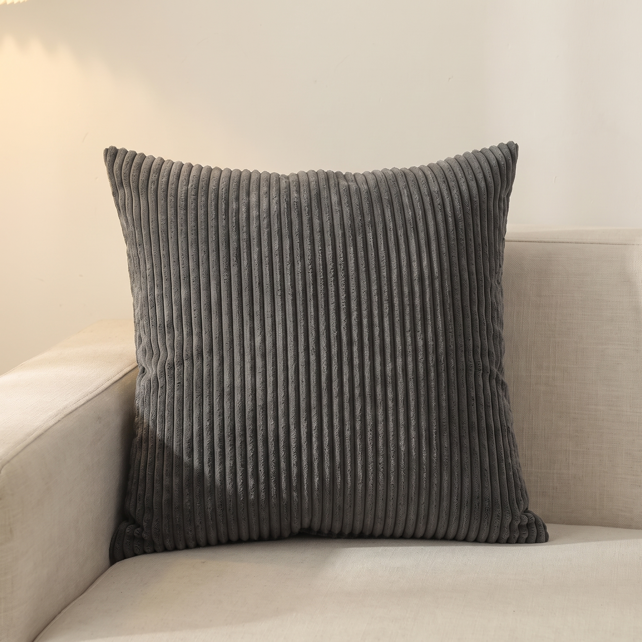 Funda de cojín de pana suave gris oscuro 45x45 en sofá de lino claro