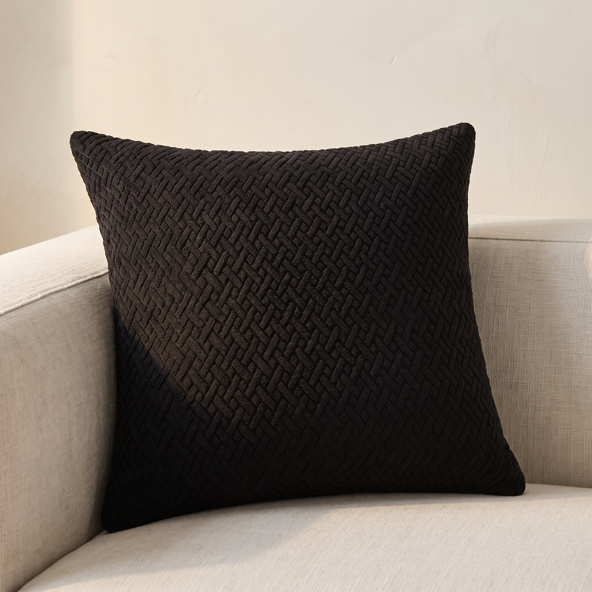 Funda de cojín jacquard negro 45x45 en sofá de lino claro