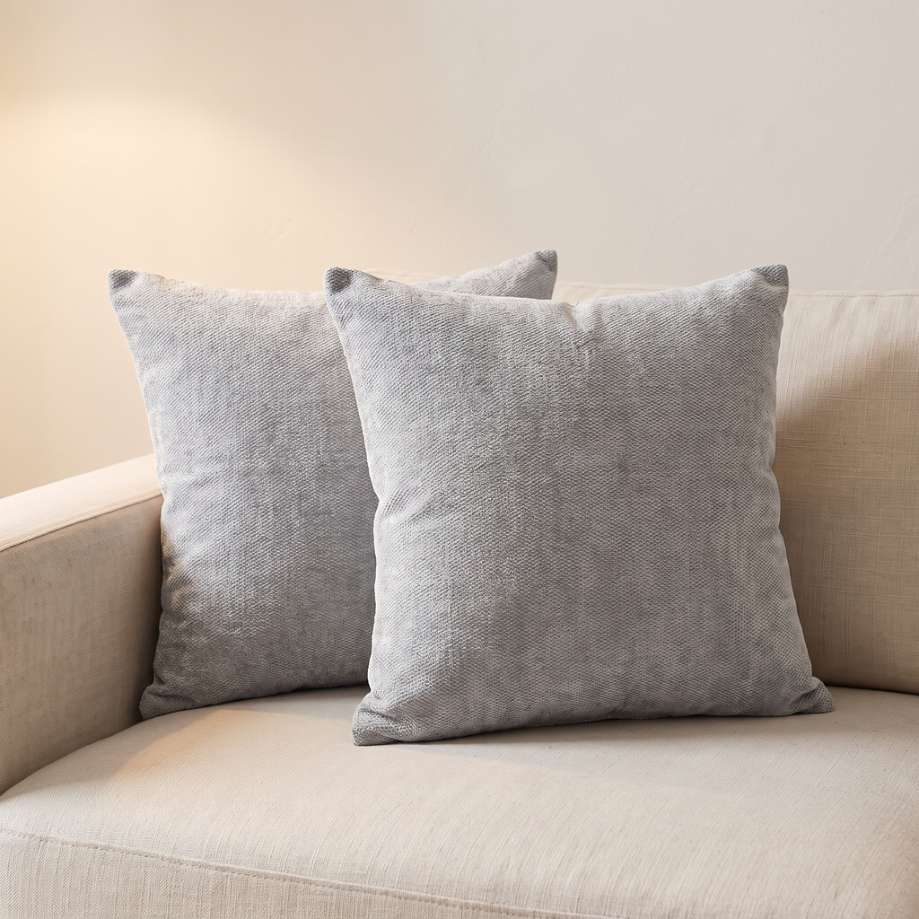 Pack de 2 fundas de cojín de chenilla gris perla 50x50 en sofá