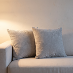 Cojines de chenilla gris perla en ambiente de salón