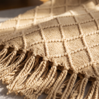 Detalle del punto en relieve y las borlas de la manta caqui