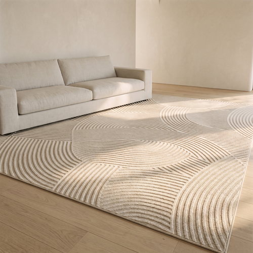 Alfombra beige de salón con sofá de lino y luz de tarde