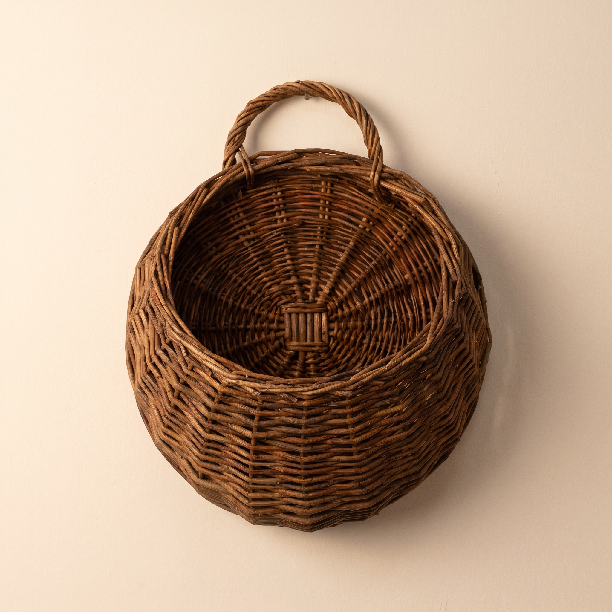 Cesta de pared de mimbre natural 20 cm colgada en pared clara