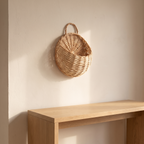 Cesta de pared crudo sobre una consola de roble