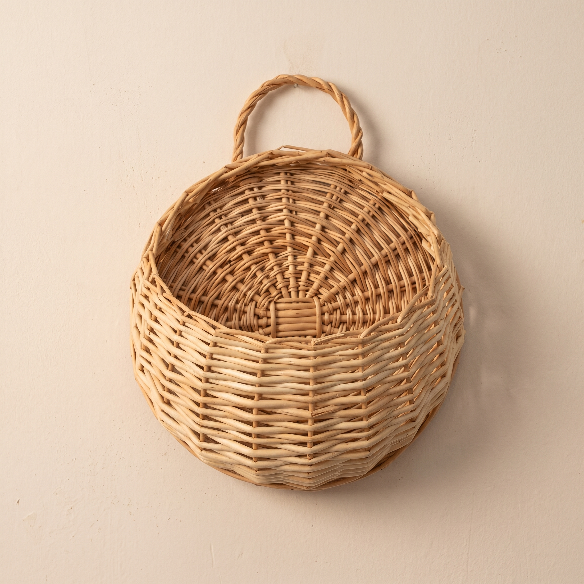Cesta de pared de mimbre crudo 20 cm colgada en pared clara