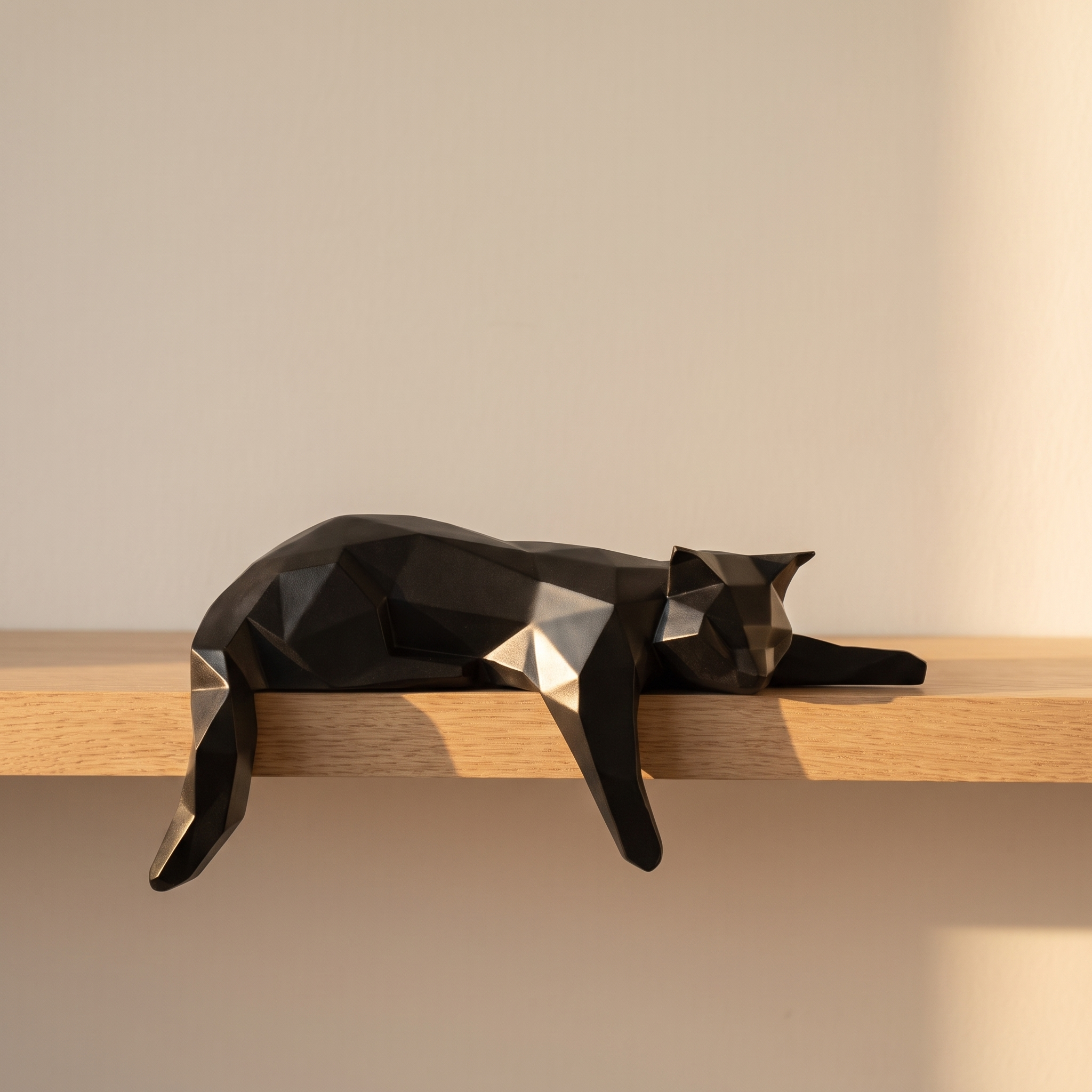 Gato geométrico negro en una estantería con luz de tarde