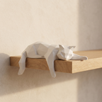 Gato geométrico blanco en una estantería con luz de tarde
