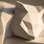 Detalle de las facetas de la escultura de gato blanco