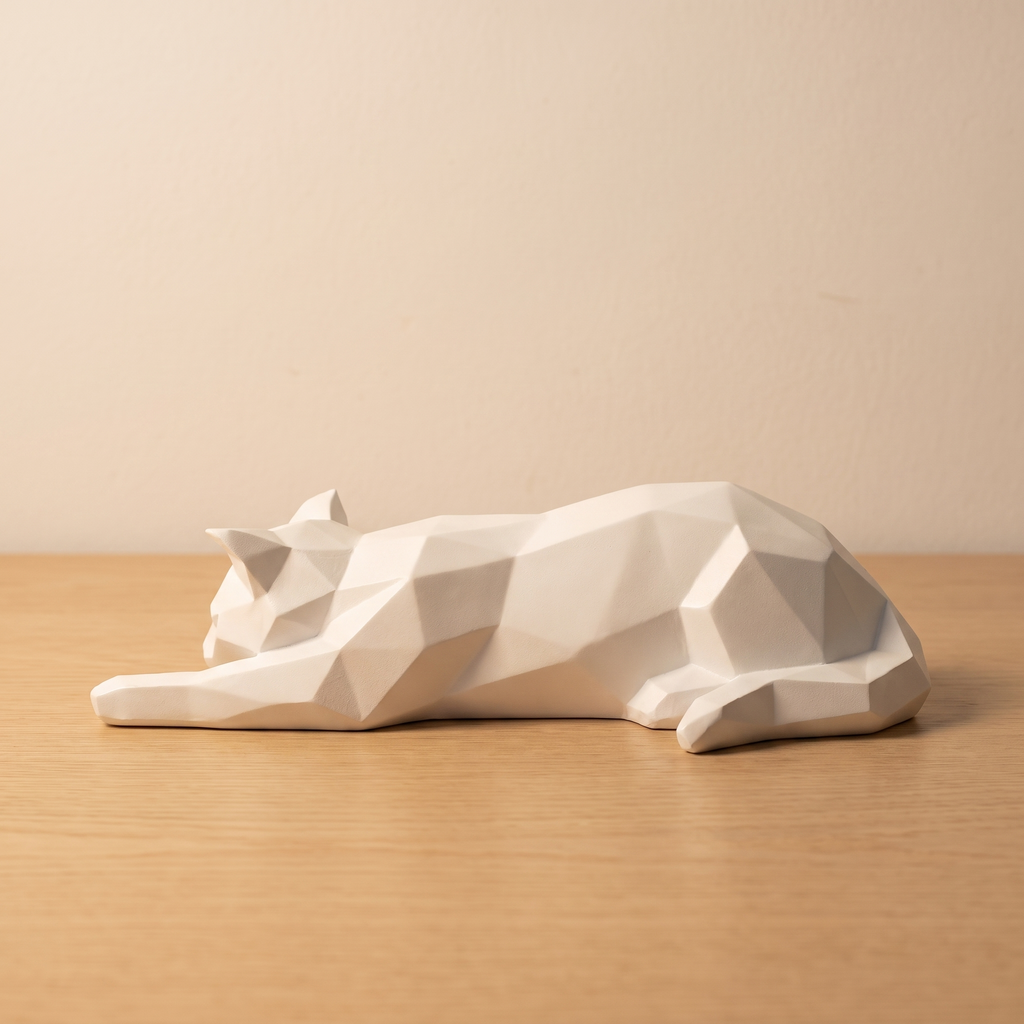 Figura de gato geométrico blanco de perfil completa