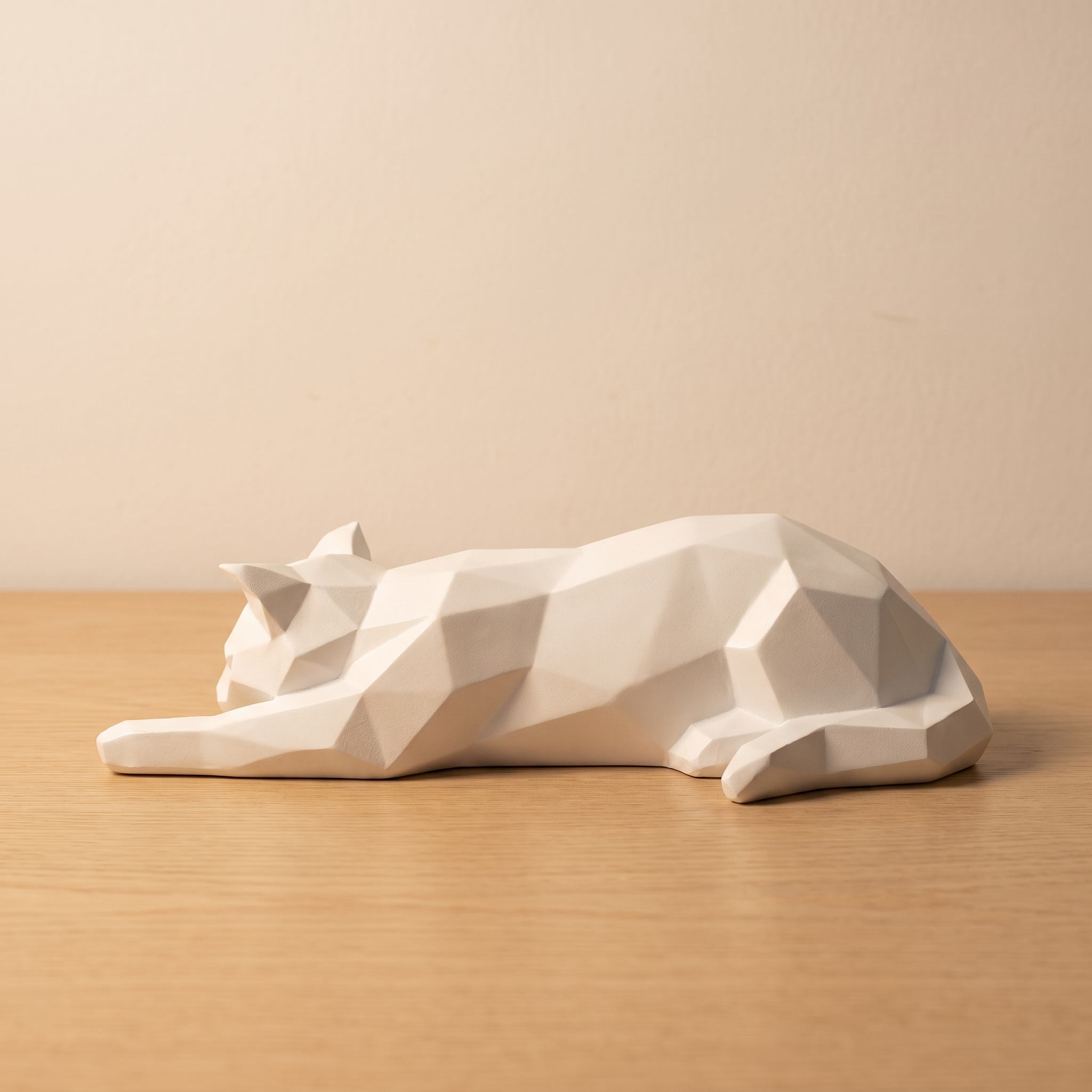 Figura de gato geométrico blanco de perfil completa