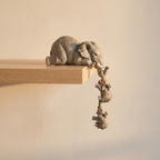 Elefantes decorativos en una estantería con luz de tarde