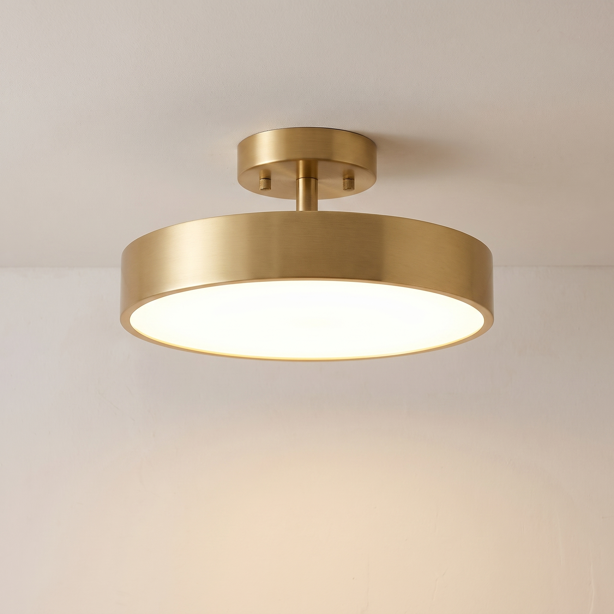 Lámpara de techo LED circular en cobre dorado encendida