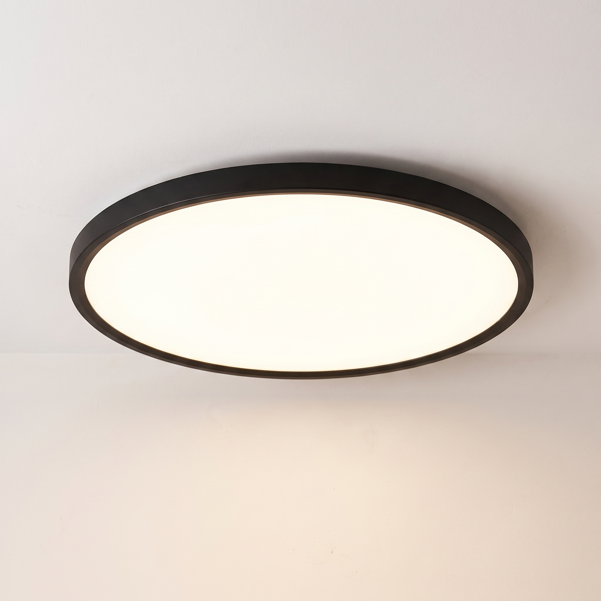 Plafón LED ultrafino de techo negro encendido