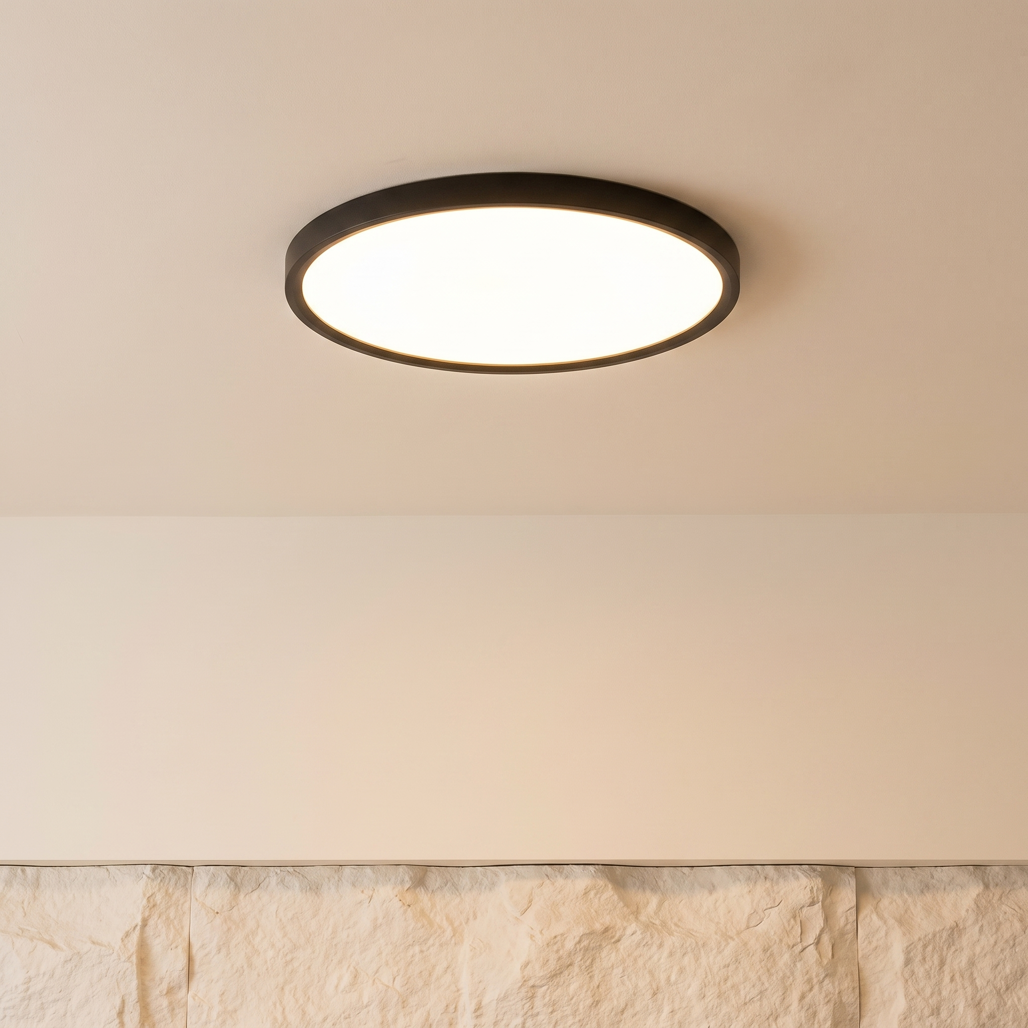 Plafón negro iluminando un baño