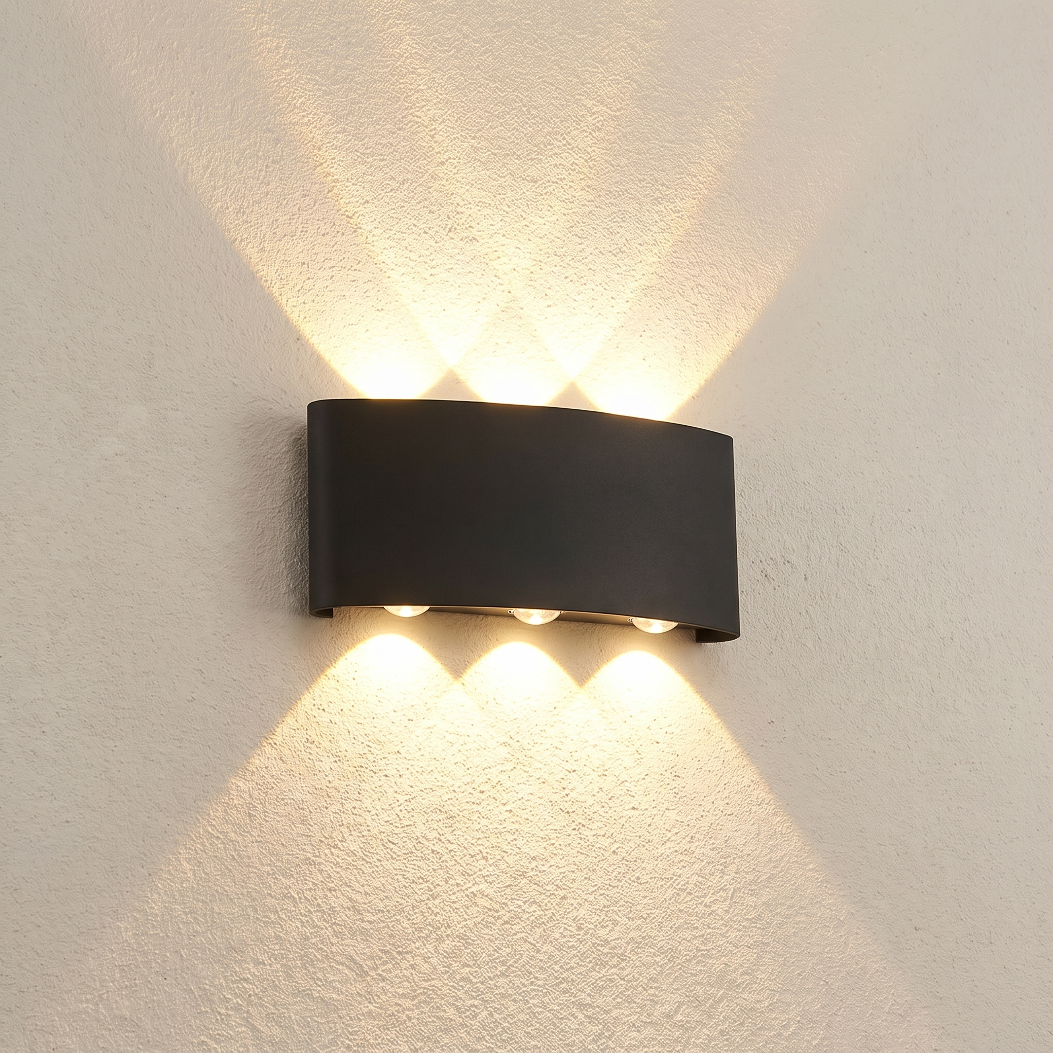 Aplique de exterior de aluminio negro encendido en fachada