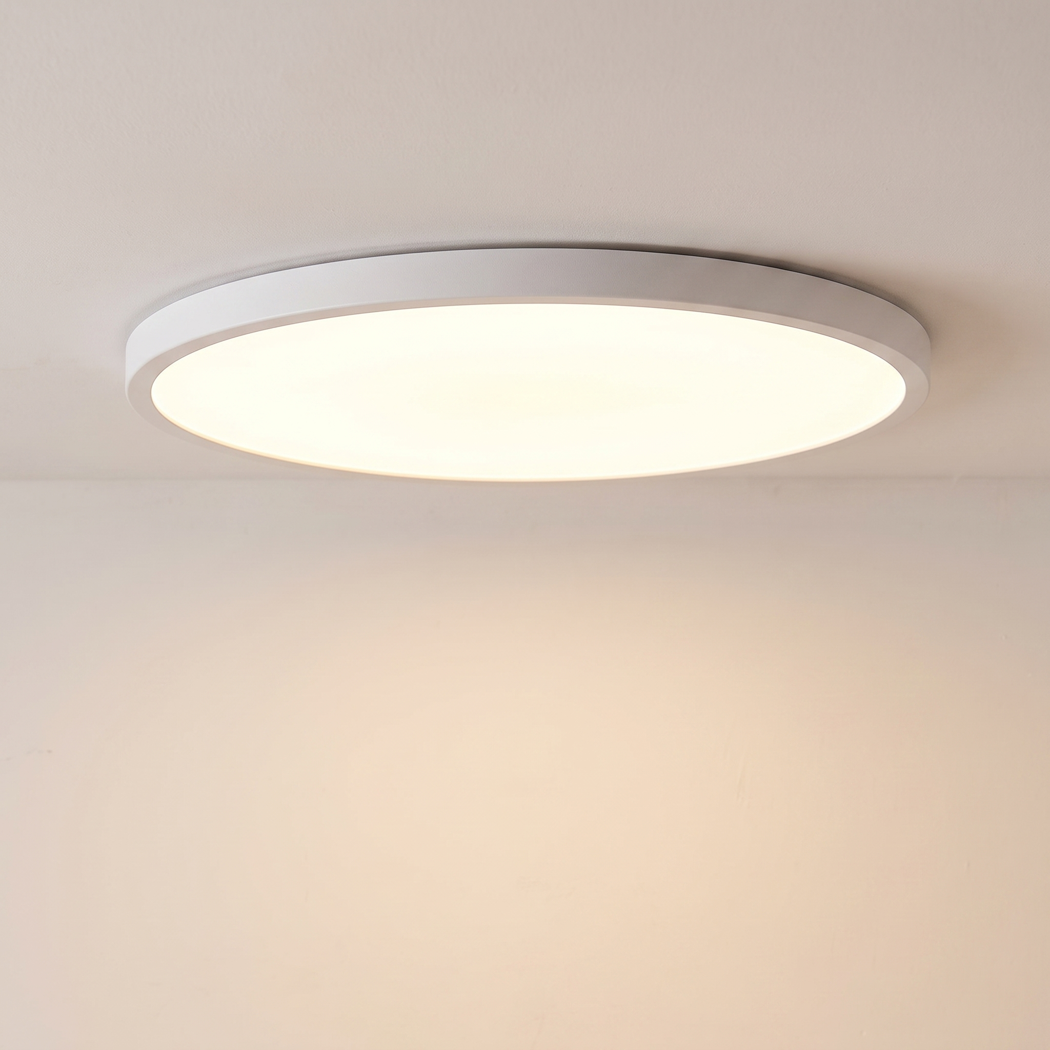 Plafón LED ultrafino de techo blanco encendido