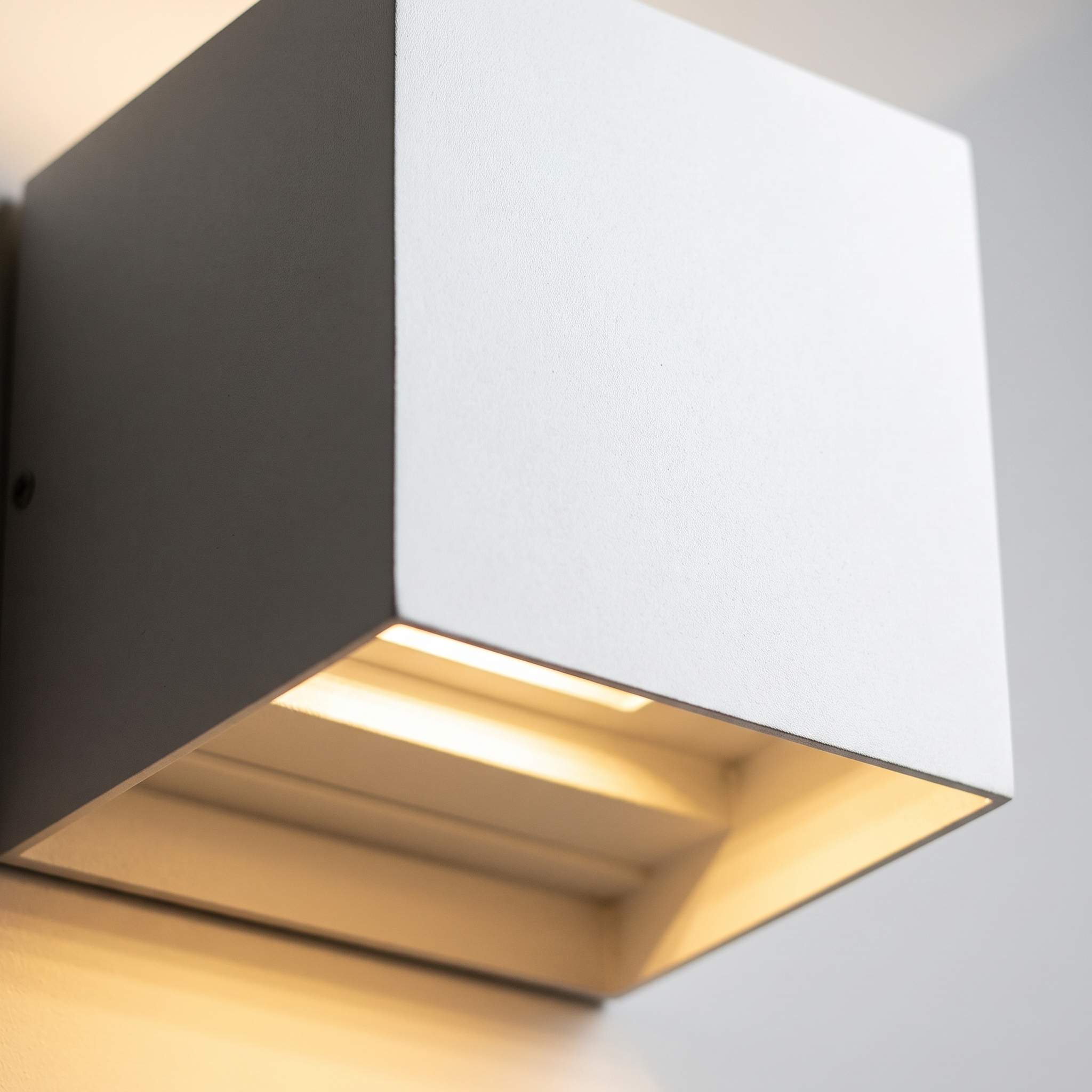Detalle del cuerpo de aluminio blanco y su ranura de luz