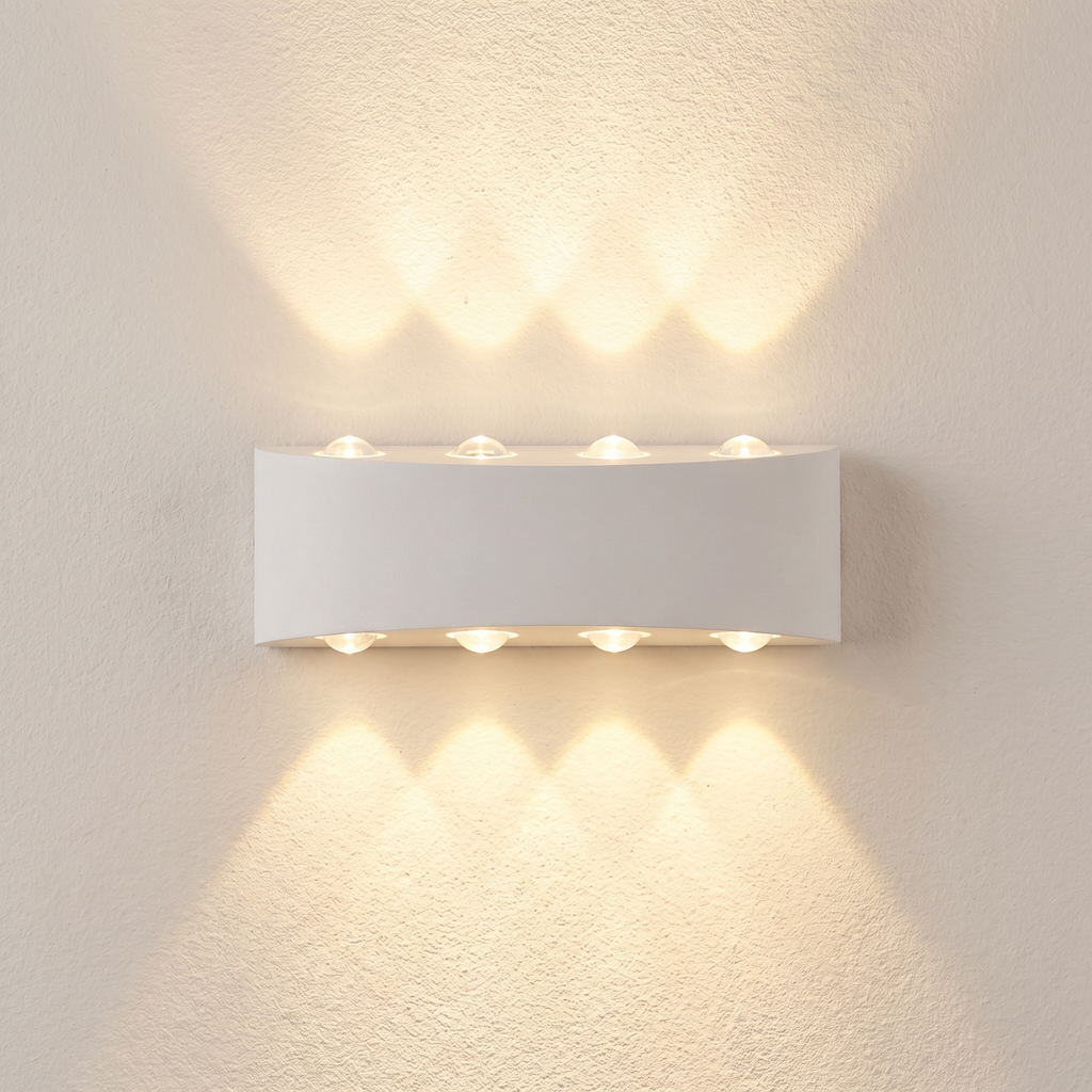 Aplique de exterior de aluminio blanco encendido en fachada