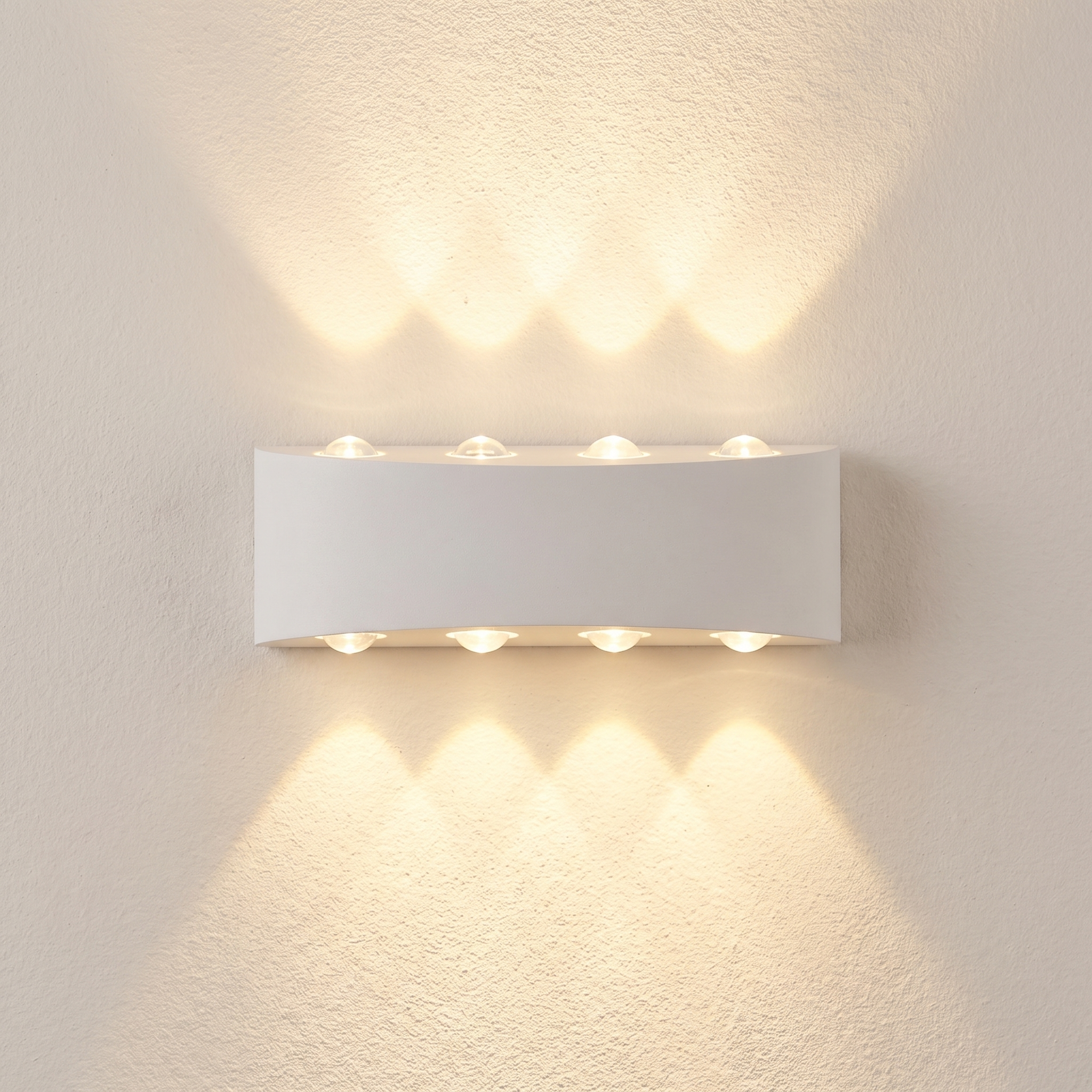 Aplique de exterior de aluminio blanco encendido en fachada