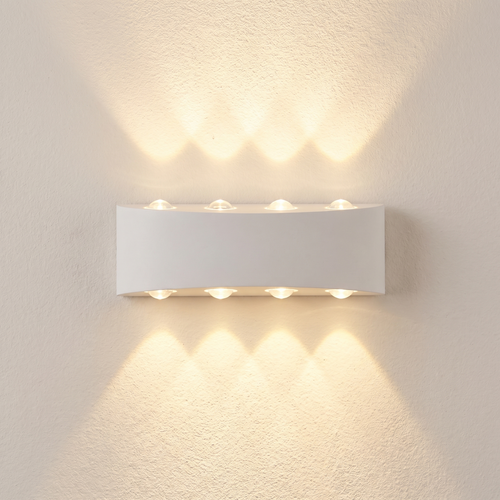 Aplique de exterior de aluminio blanco encendido en fachada