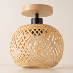 Lámpara de bambú de lado, con florón de madera y vástago negro