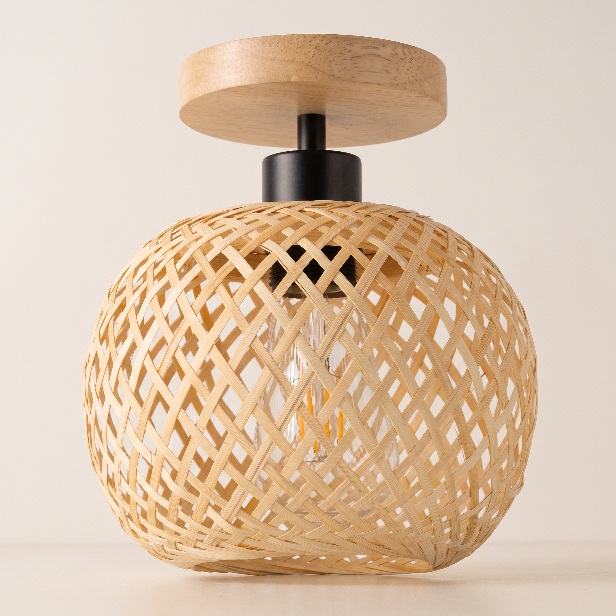 Lámpara de bambú de lado, con florón de madera y vástago negro