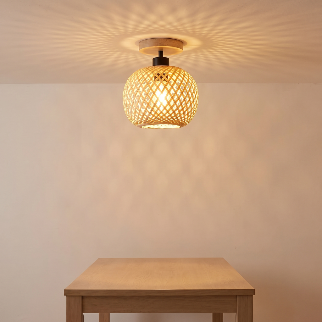 Lámpara de bambú sobre una mesa de comedor de roble