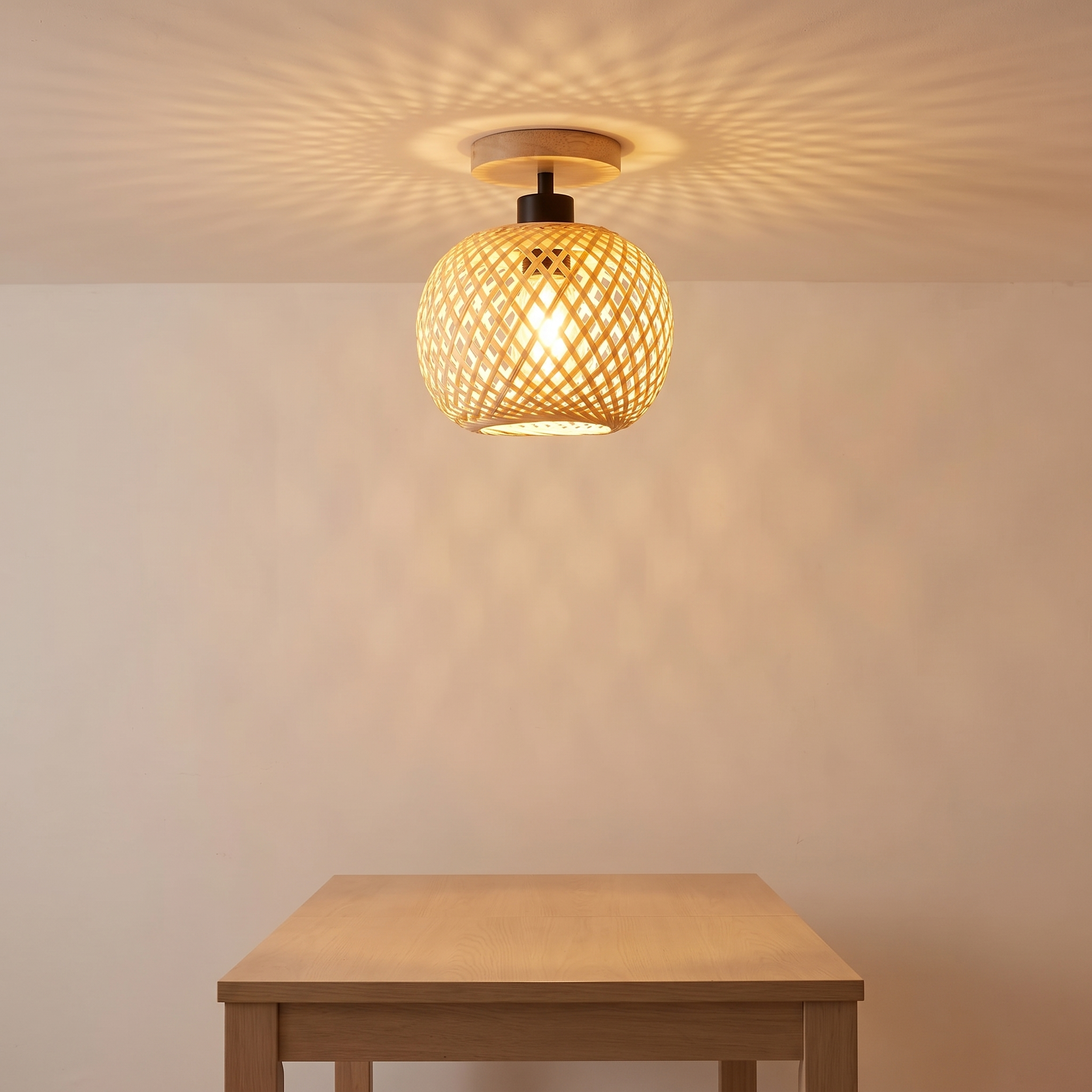 Lámpara de bambú sobre una mesa de comedor de roble
