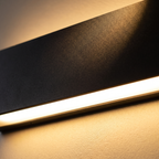 Detalle del aluminio negro y la ranura de luz del aplique
