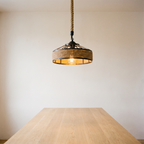 Lámpara de cuerda sobre una mesa de comedor de roble