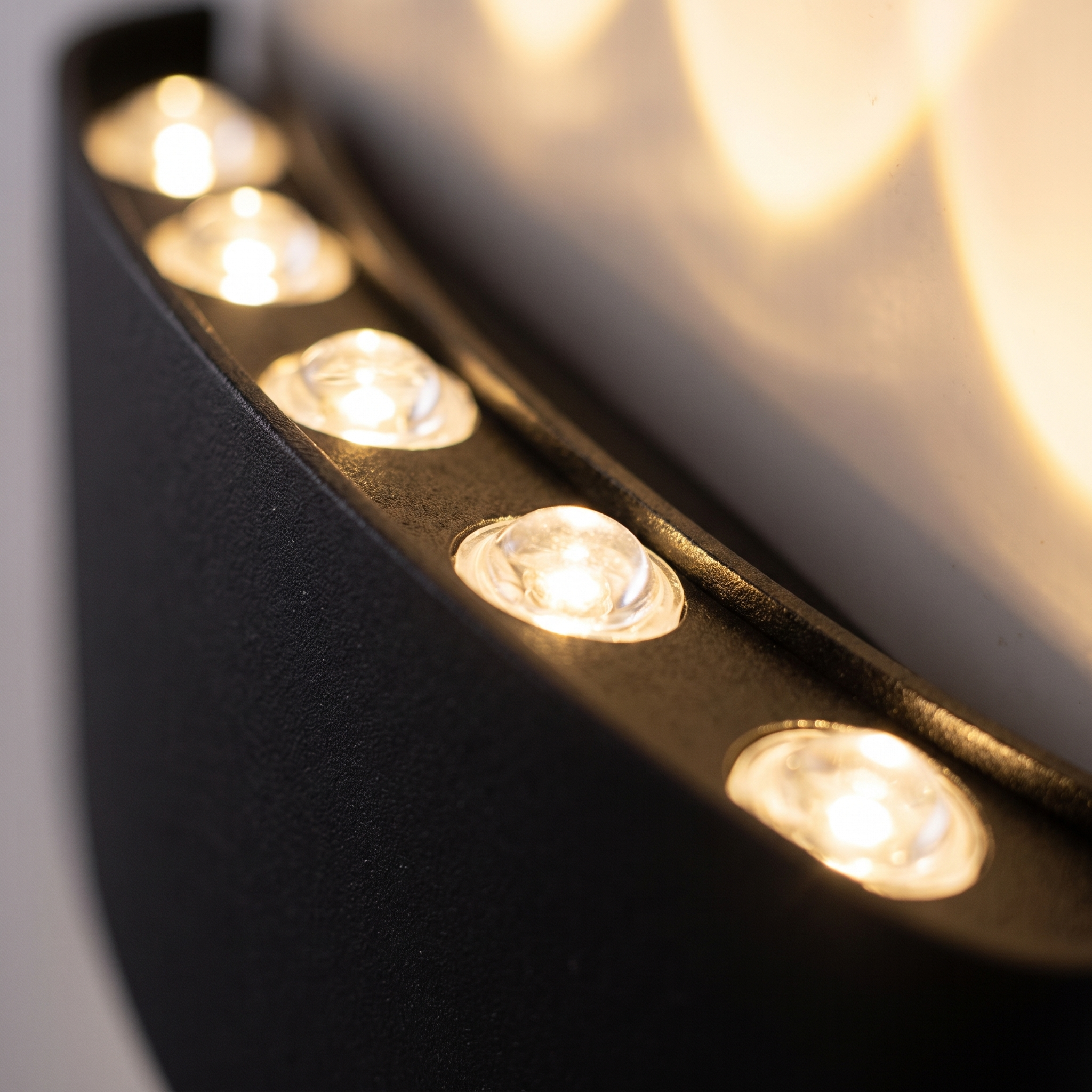 Detalle de las lentes LED del aplique bidireccional