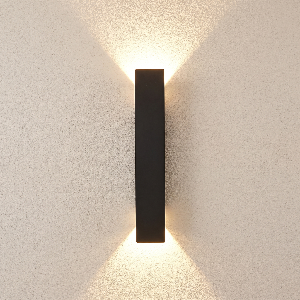Aplique de exterior IP65 vertical negro encendido en fachada