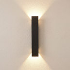 Aplique de exterior IP65 vertical negro encendido en fachada