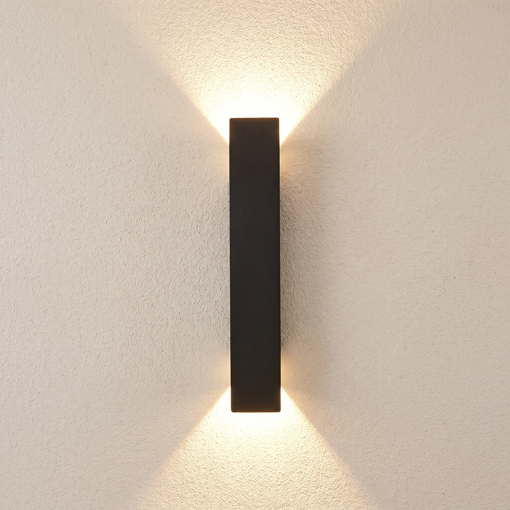 Aplique de exterior IP65 vertical negro encendido en fachada