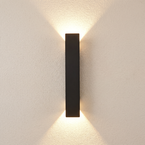 Aplique de exterior IP65 vertical negro encendido en fachada