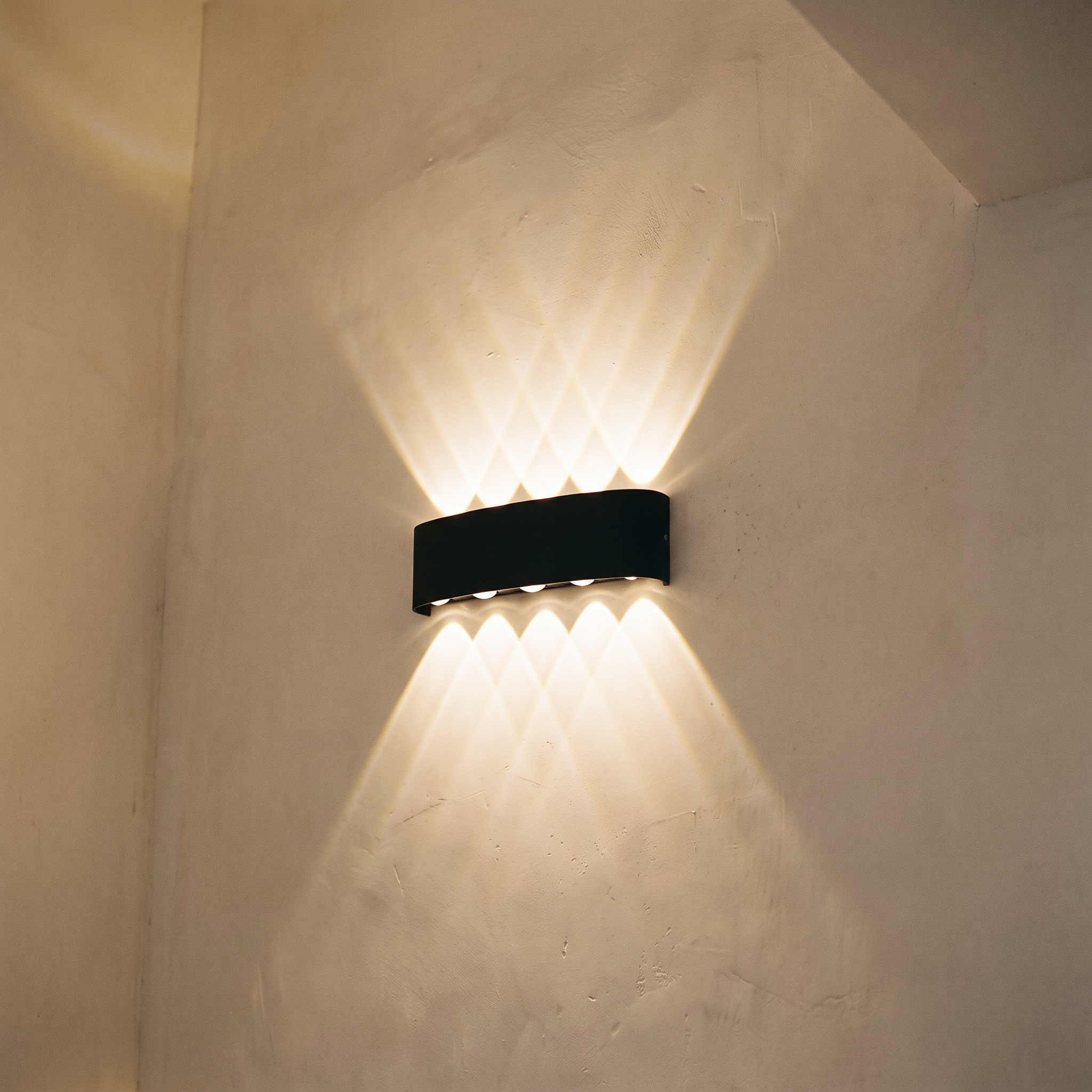 Aplique bidireccional iluminando la pared de una escalera