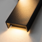Detalle del aluminio negro y el extremo iluminado del aplique