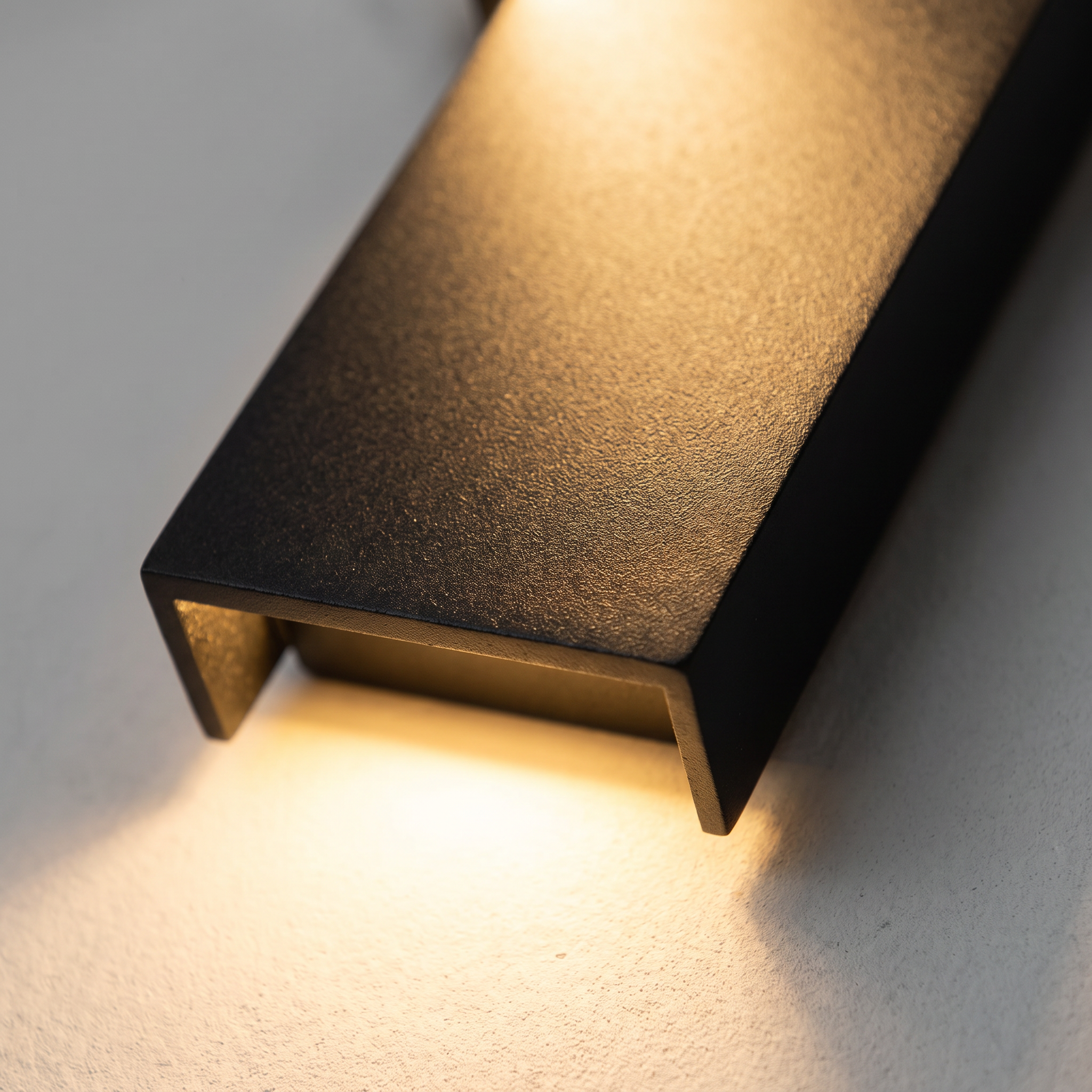 Detalle del aluminio negro y el extremo iluminado del aplique