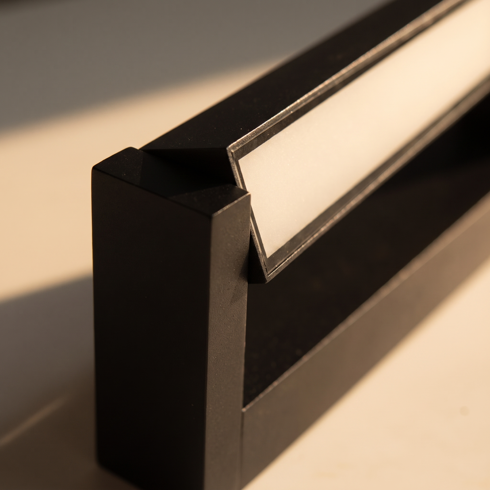 Detalle del soporte orientable y la tira de luz del aplique negro
