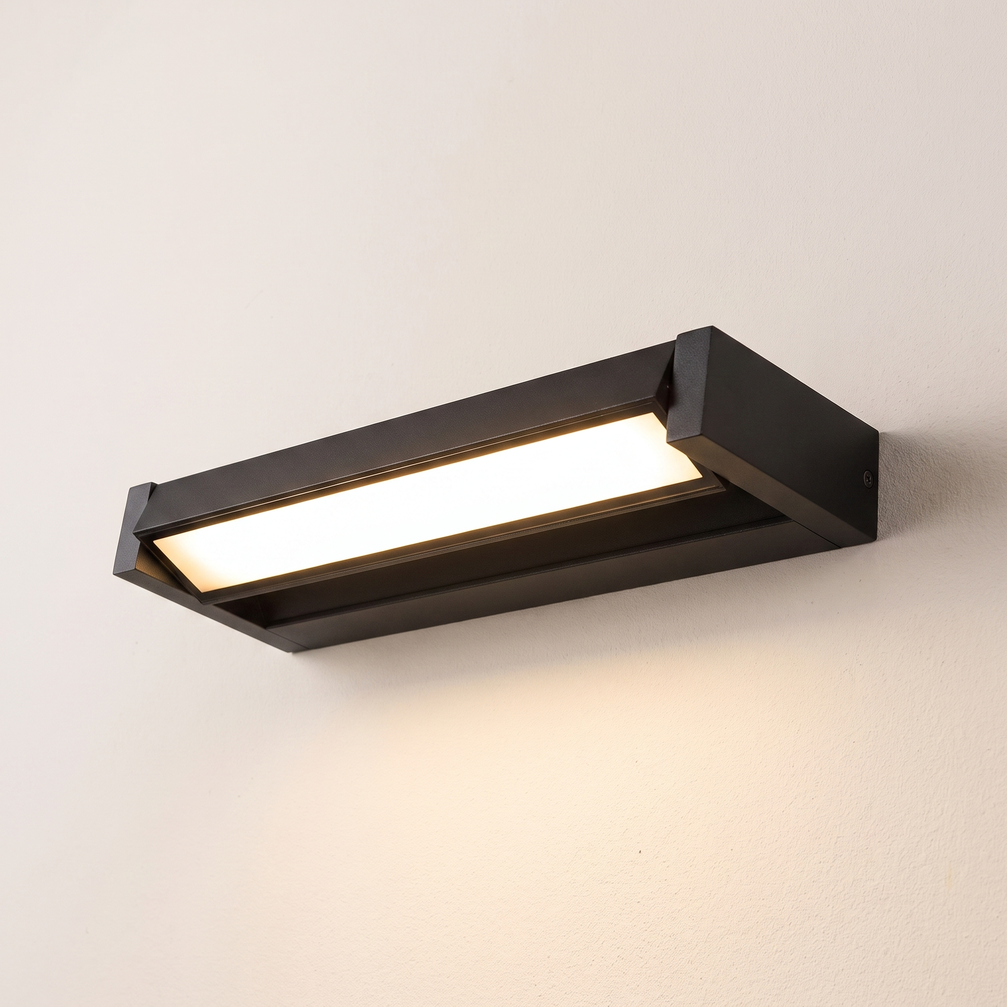 Aplique de exterior orientable negro IP65 encendido en fachada