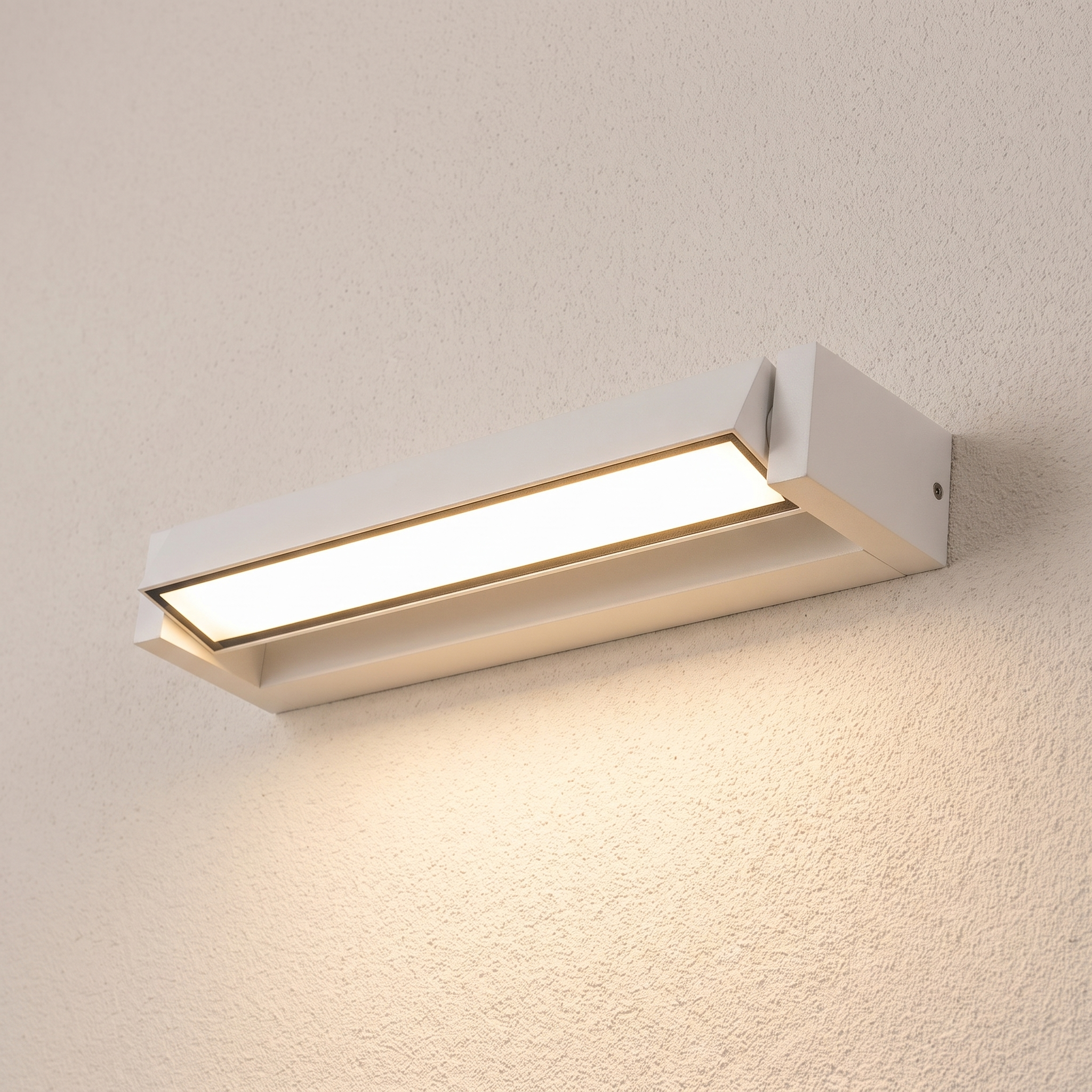 Aplique de exterior orientable blanco IP65 encendido en fachada