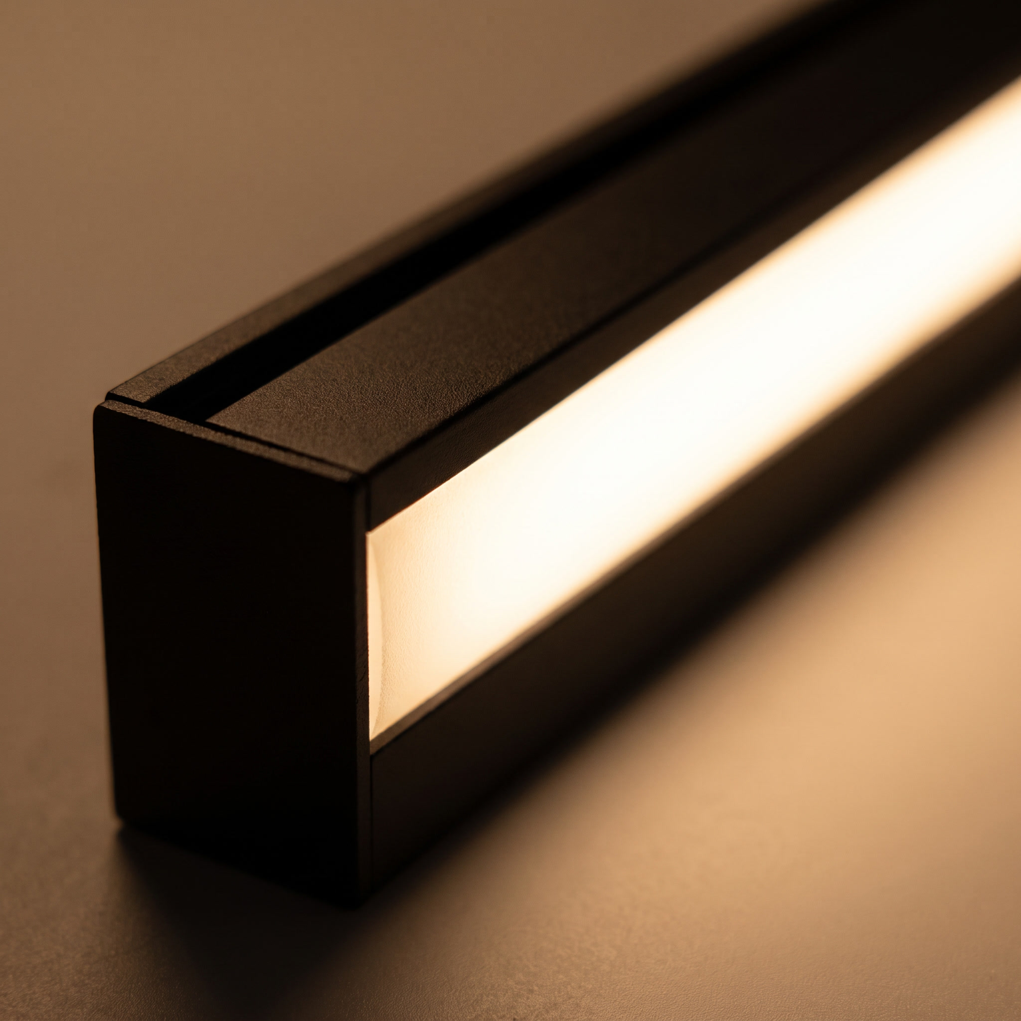 Detalle del perfil de aluminio negro y la línea de luz continua