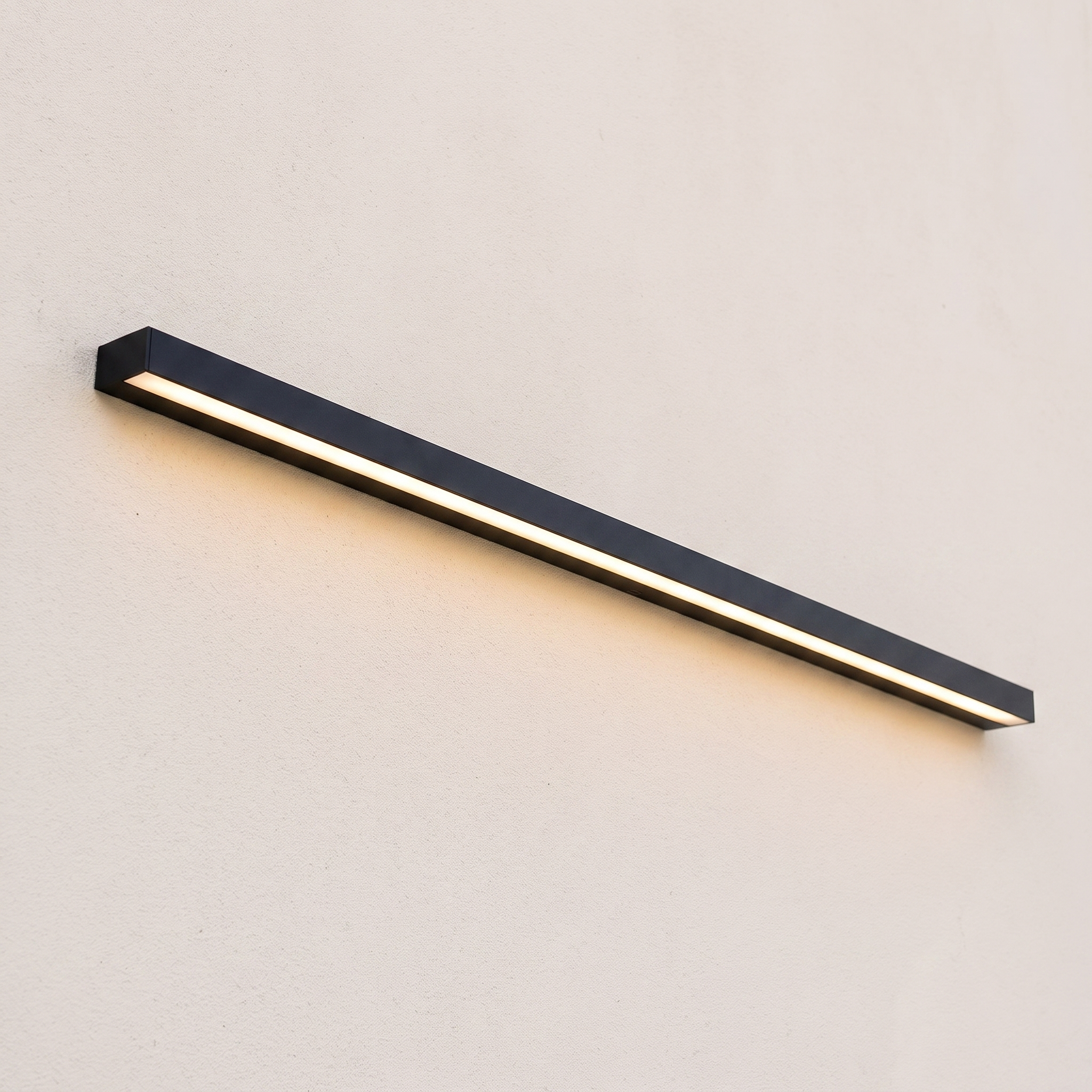 Aplique de exterior lineal LED negro IP65 encendido en fachada