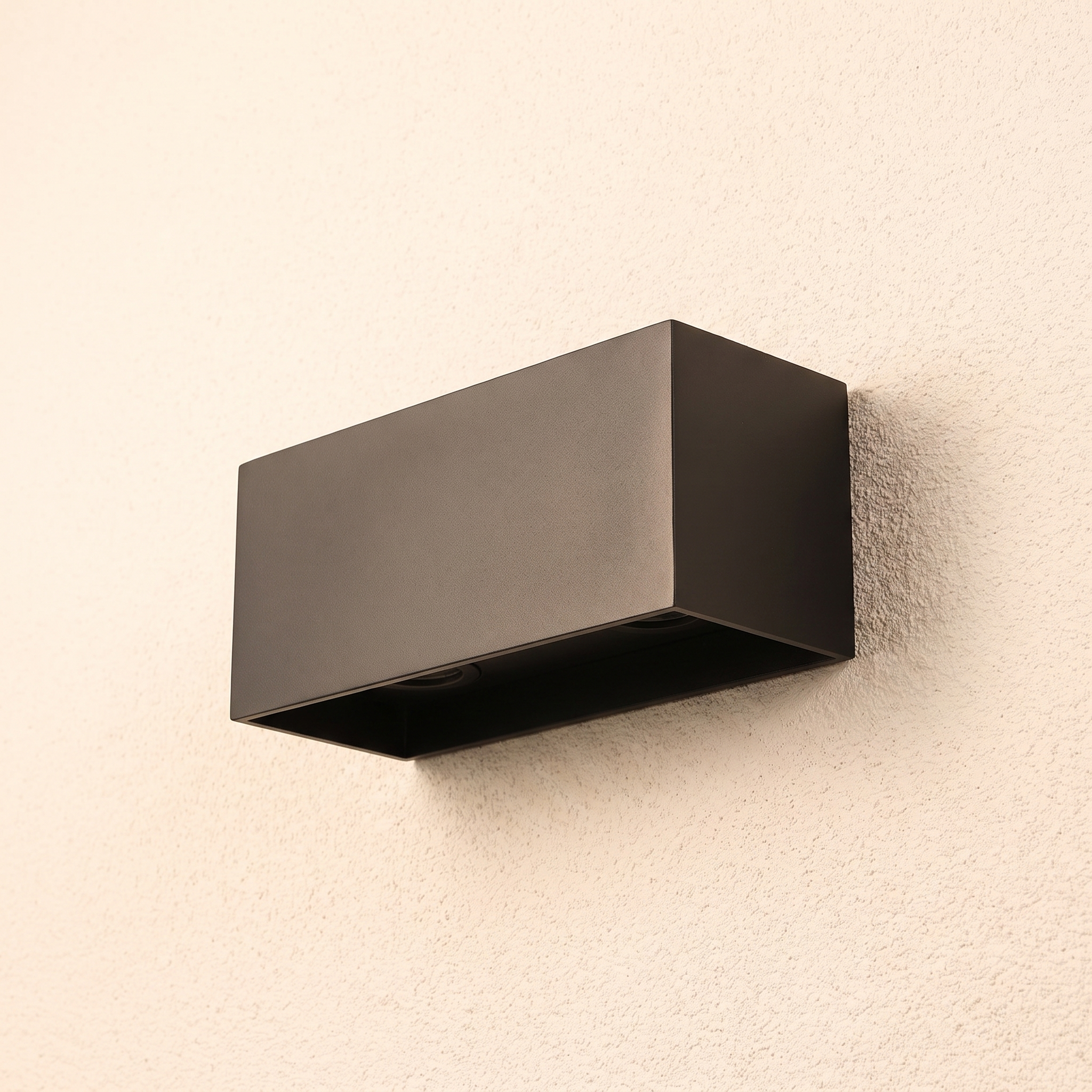 Aplique negro en tres cuartos, apagado