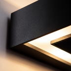 Detalle del cuerpo de aluminio negro y su ranura de luz